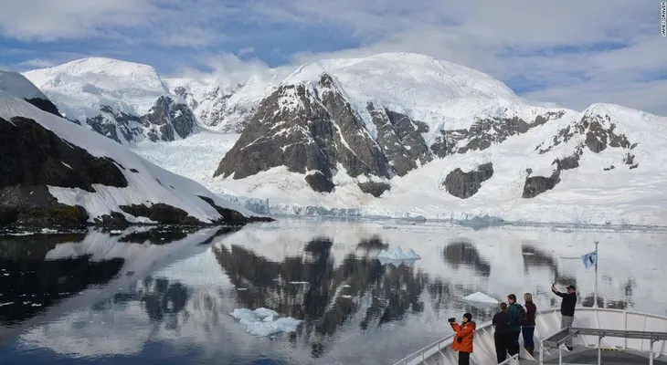 Científicos descubren 91 volcanes debajo de la Antártida