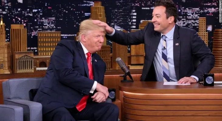 Donald Trump deja a Jimmy Fallon que lo despeine
