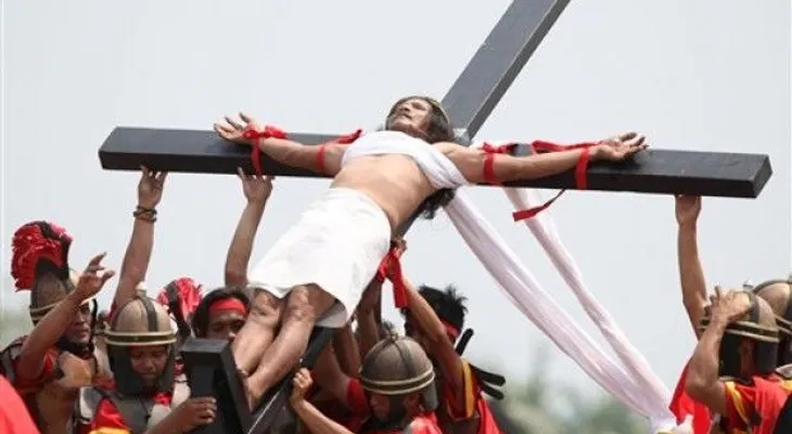 Filipinos se crucifican el Viernes Santo por la paz