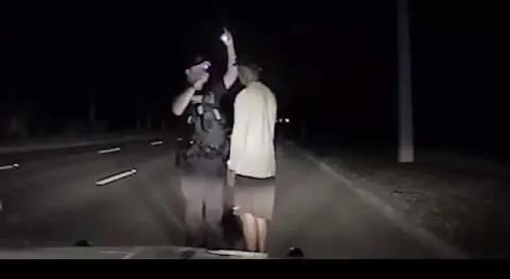 Policia haciendo prueba de sobriedad a Tiger Woods
