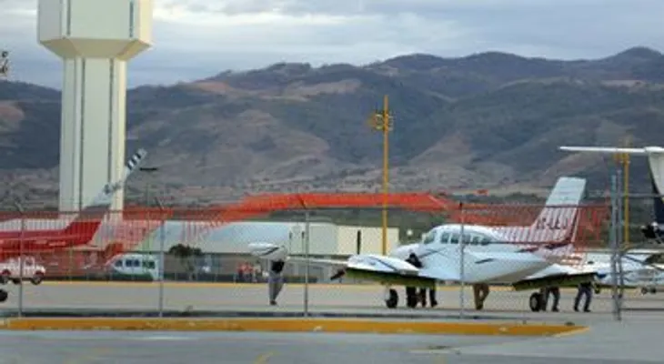 Investigan en Honduras lujosa avioneta proveniente de México