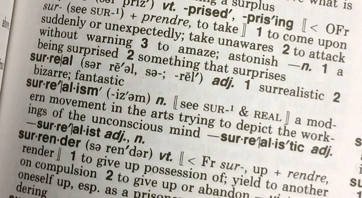 "Surreal": la palabra del año del Diccionario Merriam-Webster