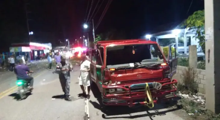 Familiares califican de "masacre", accidente de Azua, con 10 muertos y 32 heridos