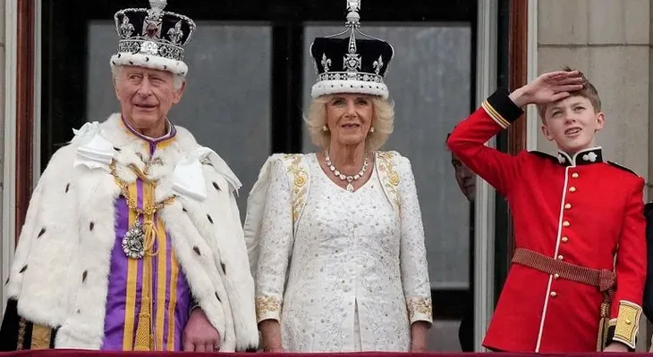 "No eres nuestro rey", le vociferaban a todo pulmón a Carlos III durante Coronación 