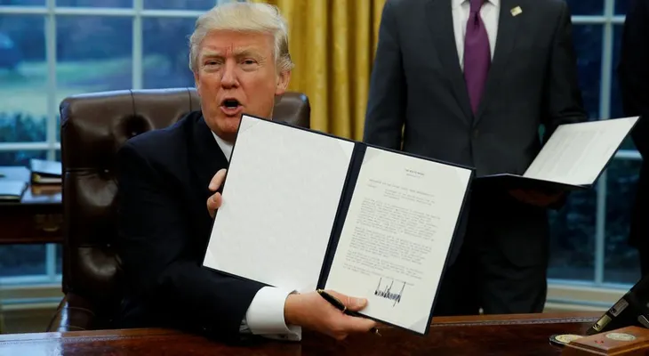 Real Academia de la Lengua critica gobierno de Trump por eliminar español de web de Casa Blanca