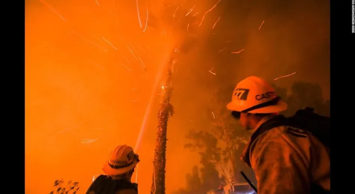 No solo es rociar agua: así es como los profesionales combaten incendios en California