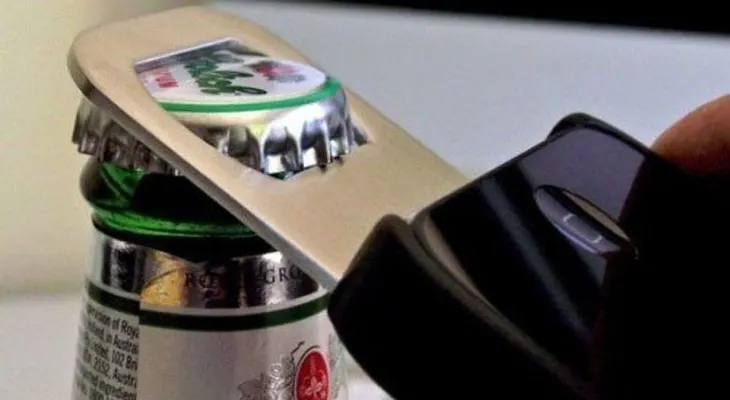 Los smartphones ahora también sirven como abrebotellas