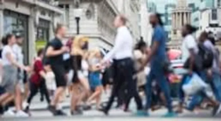5 errores de caminar que te roban los beneficios: deshidratación, calzado inadecuado, postura incorrecta, pasos largos
