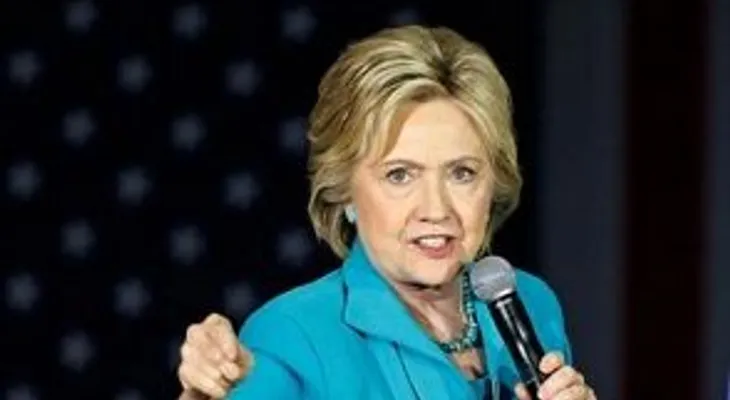 El FBI mantiene su decisión de no procesar a Clinton tras revisar nuevos correos