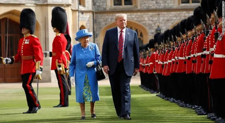Críticas y burlas a Trump por la forma como caminó junto a la reina: "Como si paseara por un campo de golf"