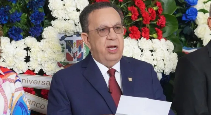BCRD deposita ofrenda floral en el Altar de la Patria