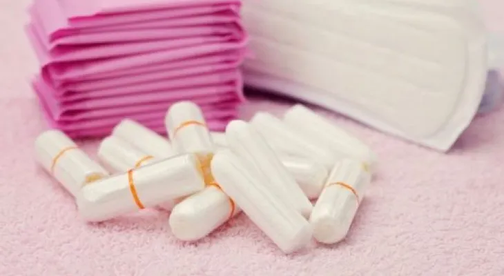 ¿Por qué te dan dos períodos menstruales en un mes?