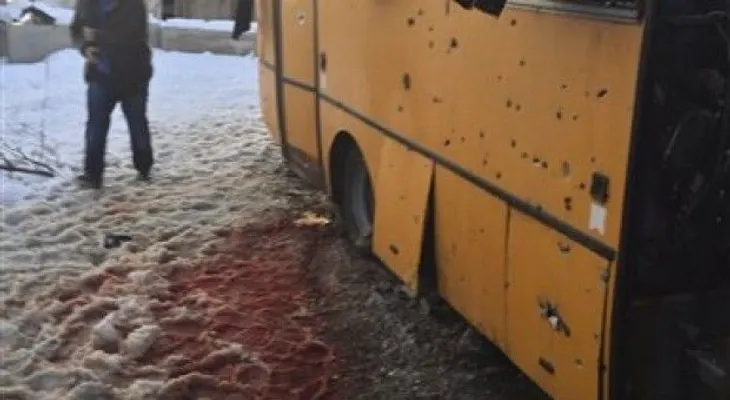 7 muertos en bombardeo a bus en el este de Ucrania 