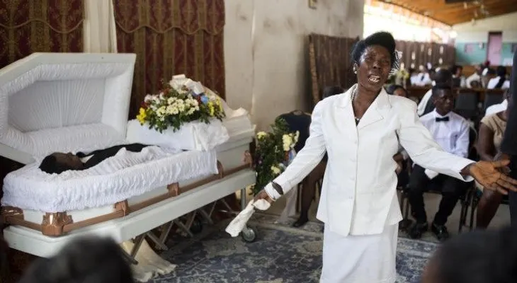 Haitianos se endeudan de por vida para pagar entierros 