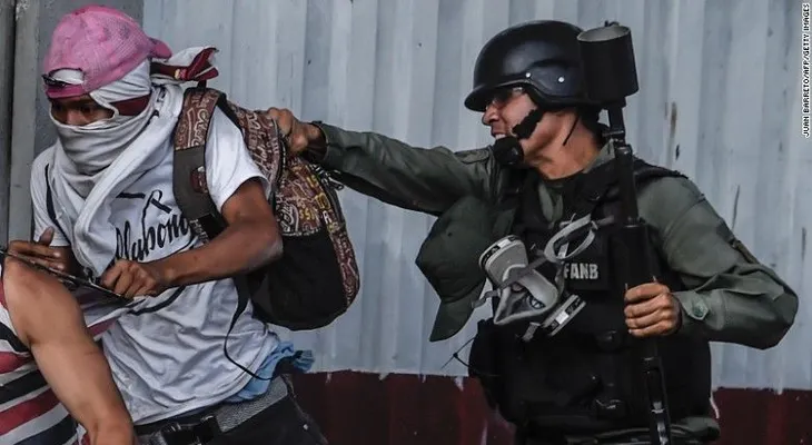 Los pequeños grupos que desafían la prohibición de salir a protestar en Venezuela