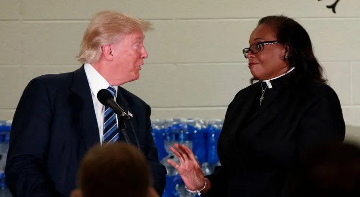 Donald Trump reprendido por una pastora en iglesia de Michigan (VIDEO)