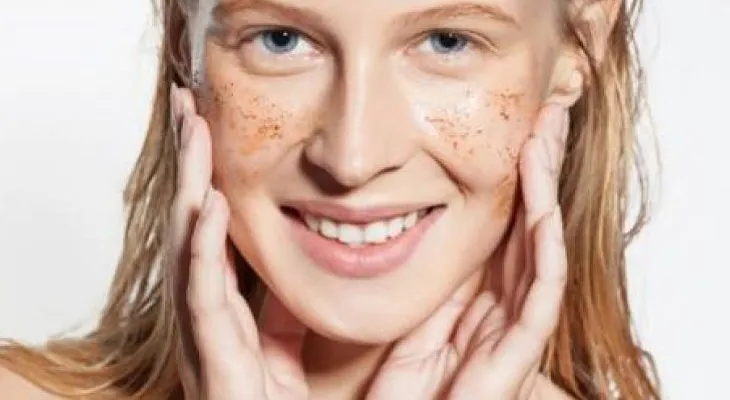 La importancia de la exfoliación para un rostro fresco y joven