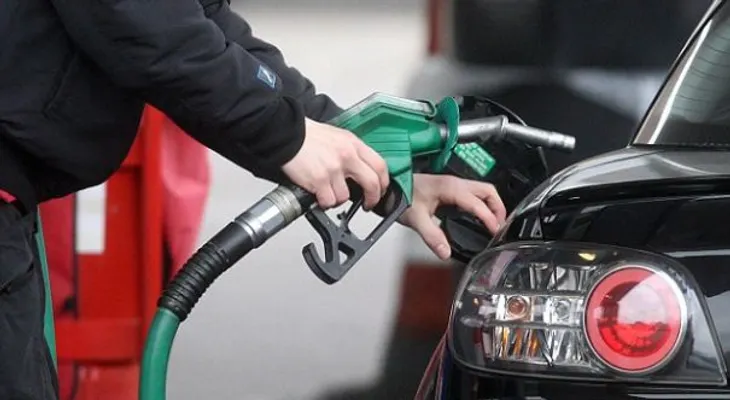 Precios de gasolinas bajan RD$15.52 y  RD$12.85