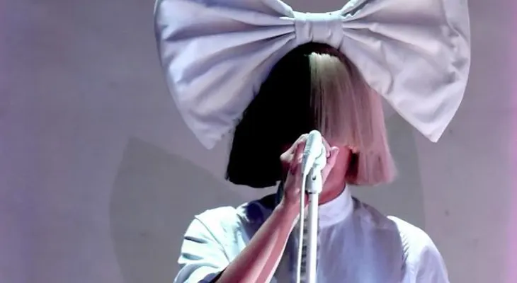 La cantante Sia revela una foto suya desnuda al saber que un 'paparazzi' la vendía en la Red