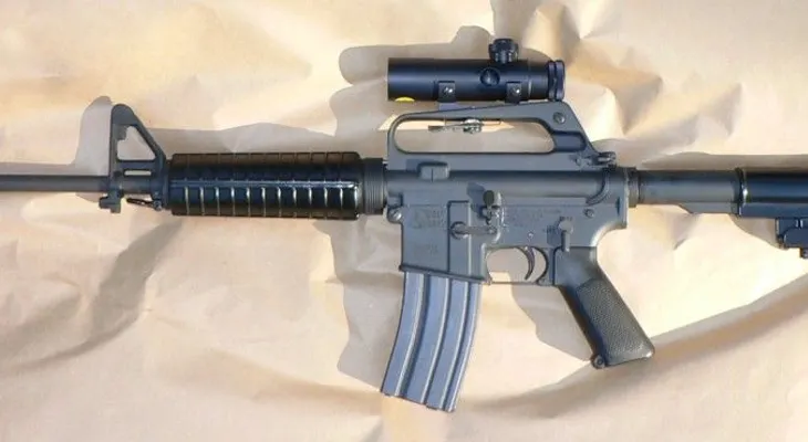 Tres hombres entraron a robar en una casa y un joven le dio su merecido con un rifle 