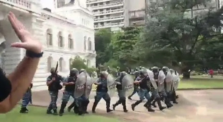 17 heridos en una marcha pacífica contra despidos públicos en Argentina (VIDEO)