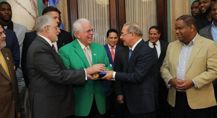 Danilo recibe directivos y jugadores de las Estrellas, a quienes pide traer la Corona