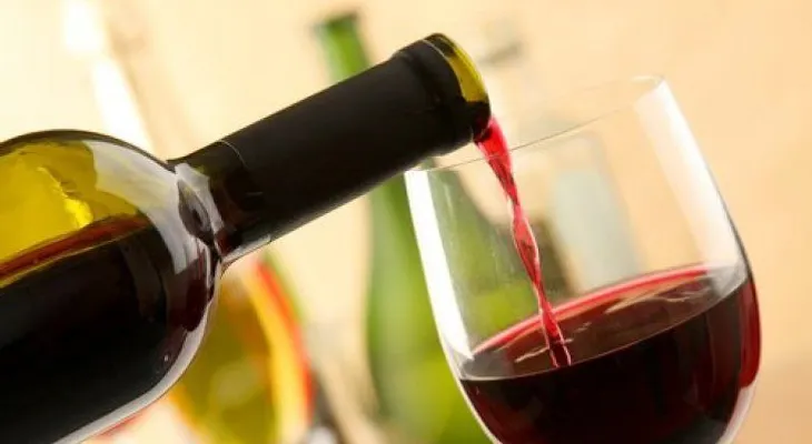 ¡Toma nota! 8 beneficios de tomar vino tinto