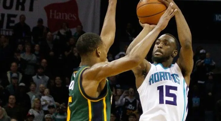 Walker se luce con 52 puntos; Curry y GS dan un paseo a los Cavs