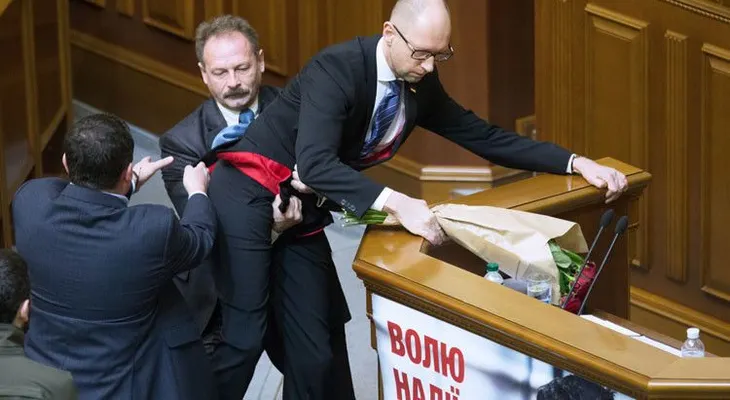 Pelea en el Parlamento ucraniano: la situación más incómoda para el primer ministro Yatseniuk