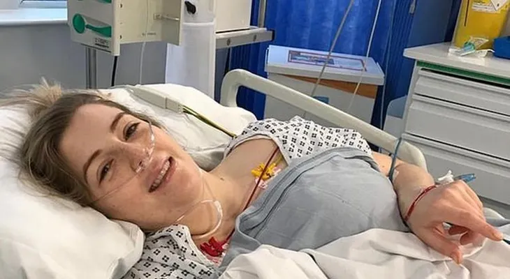Estiró su cuello mientras miraba una película y quince minutos después casi se muere