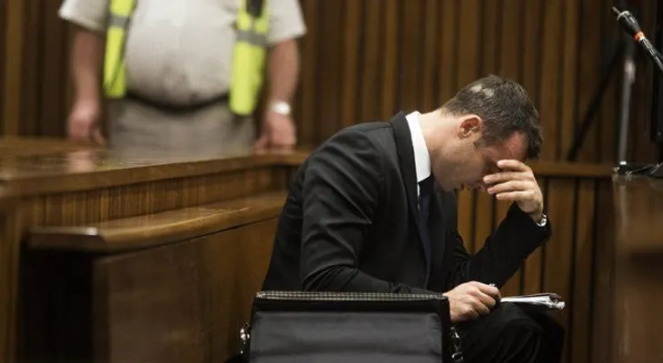 Novia de Pistorius estaba de pie cuando el atleta le disparó 