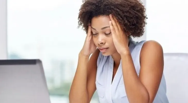 ¿La luz verde ayuda a calmar las migrañas?