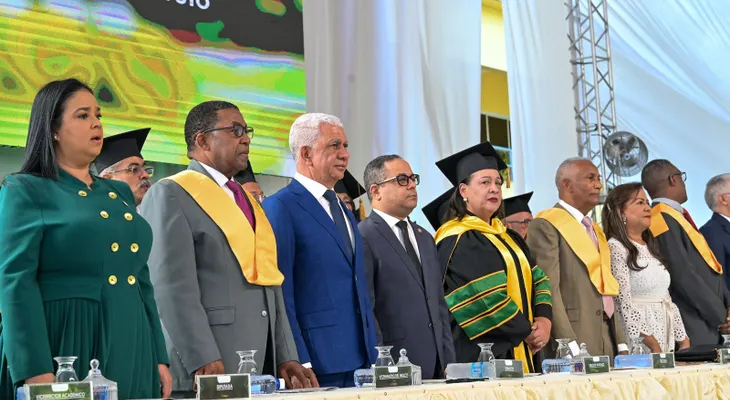 Ricardo de los Santos asiste a graduación ordinaria de UTECO