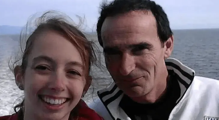 Adolescente encuentra su alma gemela en hombre de 53 años