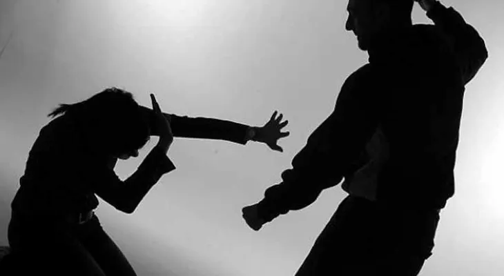 Acusan al novio de acuchillar y violar a ex pareja y a su madre en Santiago