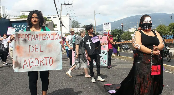 Ministra de Salud de El Salvador le pide a la Asamblea que estudie despenalizar el aborto en cuatro casos