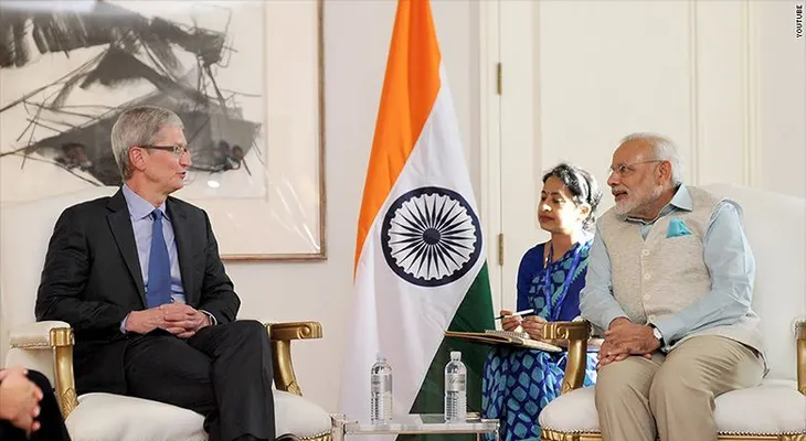 Tras caída de ventas en China, Tim Cook visita India como CEO por primera vez