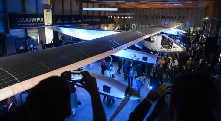 Presentan nuevo avión solar; circunvolará planeta