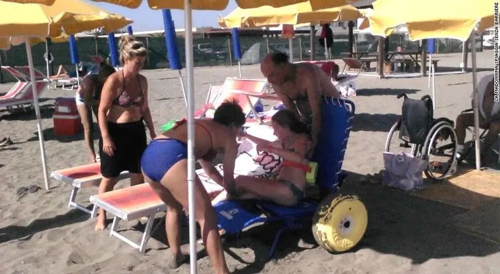 El papa Francisco paga la renta de una playa privada para personas con discapacidad