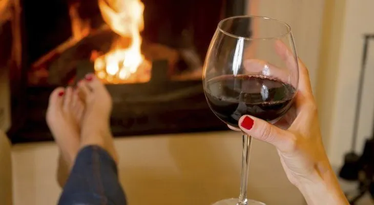 Tomar vino antes de dormir podría ayudarte a perder peso