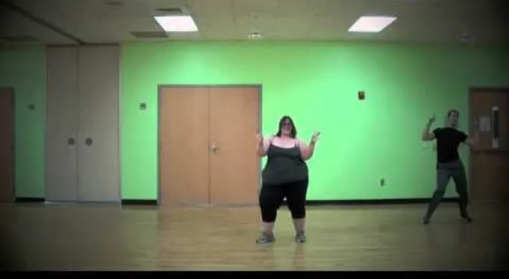 Una bailarina de 172 kilos conquista internet (VIDEO)