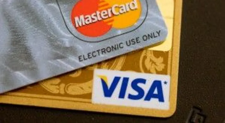 Detienen pareja con 18 tarjetas de crédito clonadas