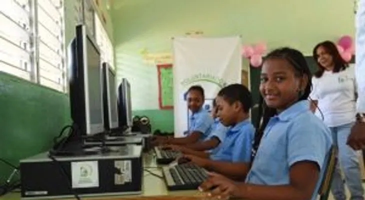 Voluntariado Bancentraliano dona computadoras a escuela Ingenio Amistad