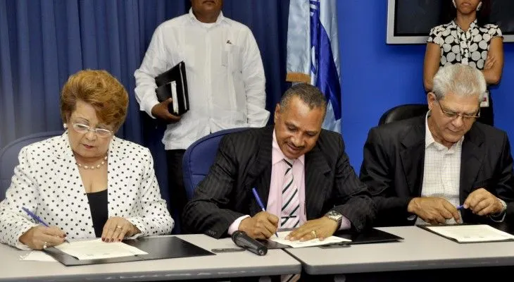 INDRHI, Ministerio de la Mujer y Consejo Regantes firman convenio 
