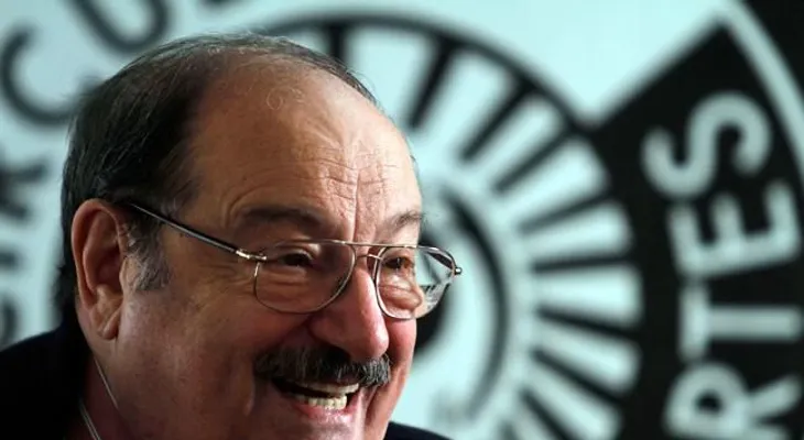 Redes sociales dan voz a una legión de idiotas, dice Umberto Eco