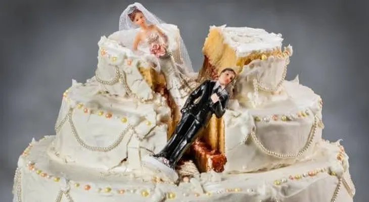 Le pide el divorcio a su esposa porque no se baña; una consejera intenta salvar la situación