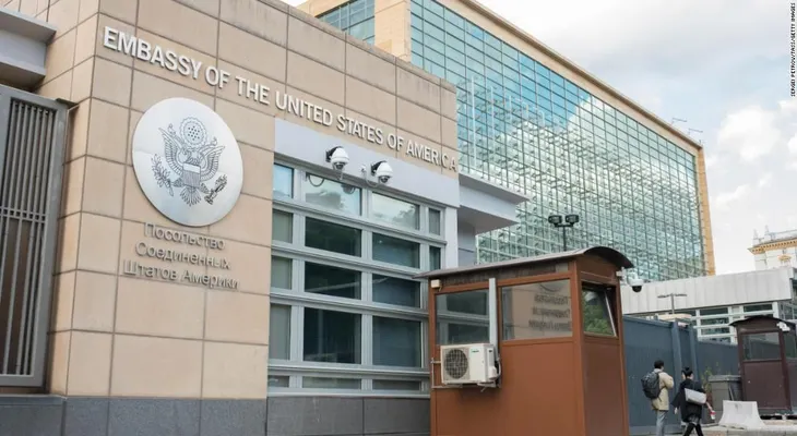 Atrapan a supuesta espía rusa trabajando en la embajada de EE.UU. en Moscú