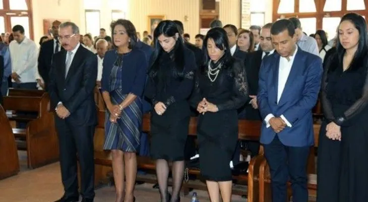 Danilo Medina y Cándida Montilla acompañan en misa a viuda Juan de los Santos