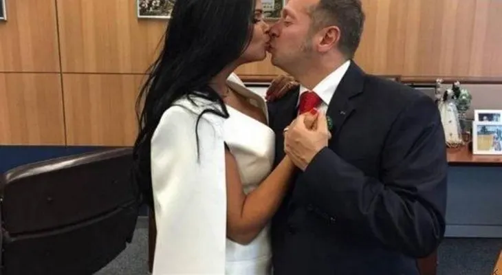 Las fotos subidas a Facebook que pueden costar un ministerio