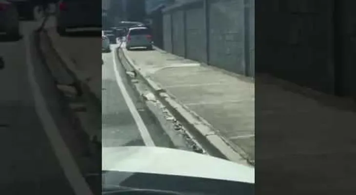 Conductor de vehículo transita sobre la acera para tomar un atajo en Los Próceres